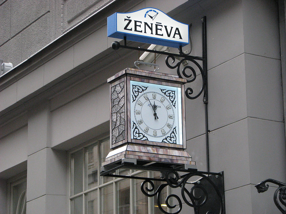 Rīga, veikals "Ženēva", vitrāžas pulkstenis