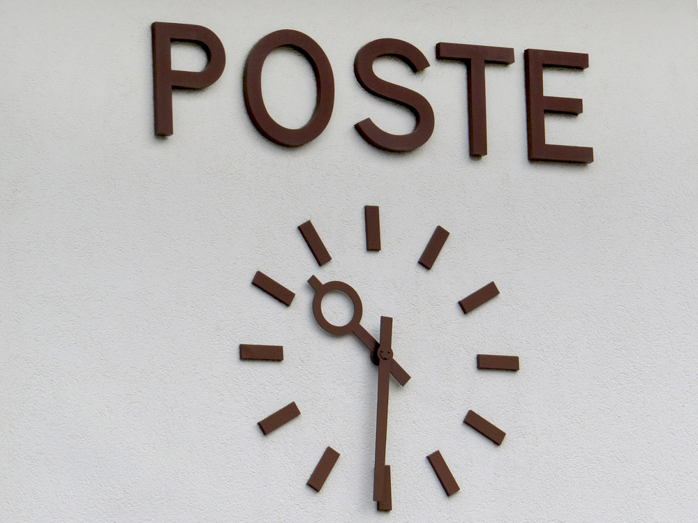 Poste fasādes pulkstenis