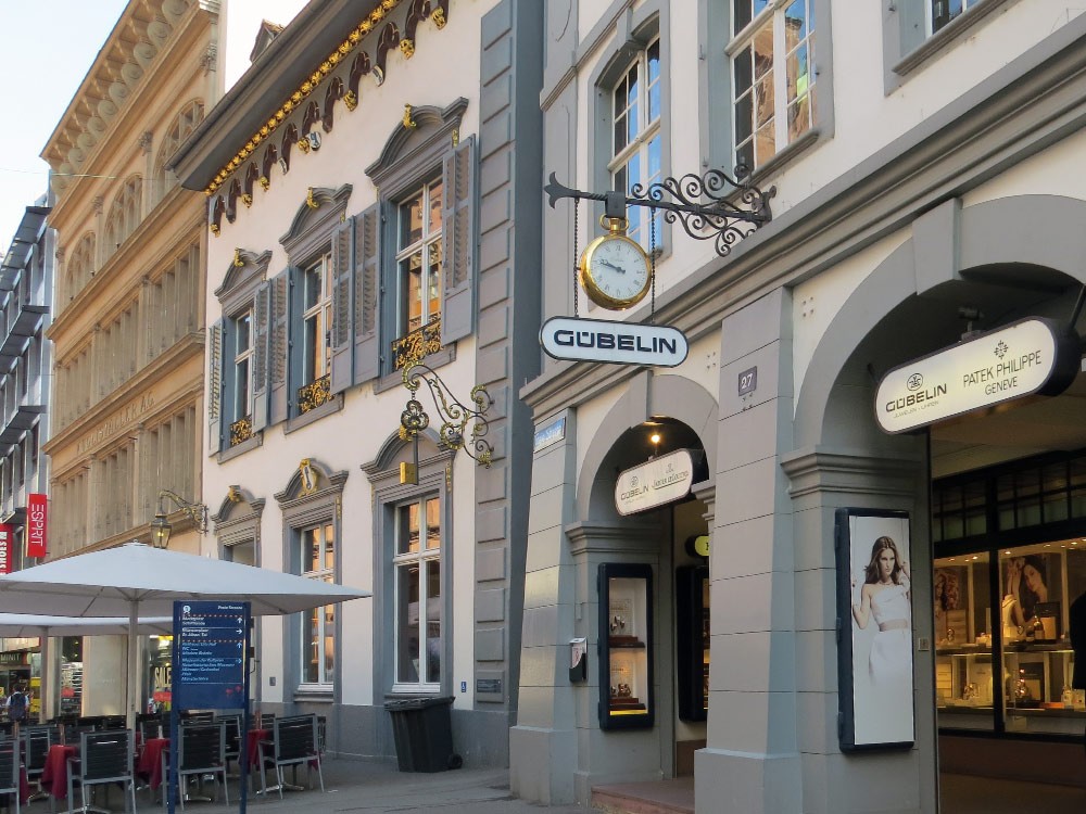  Luksusa pulksteņu un juvelieru rotaslietu veikals Guebelin