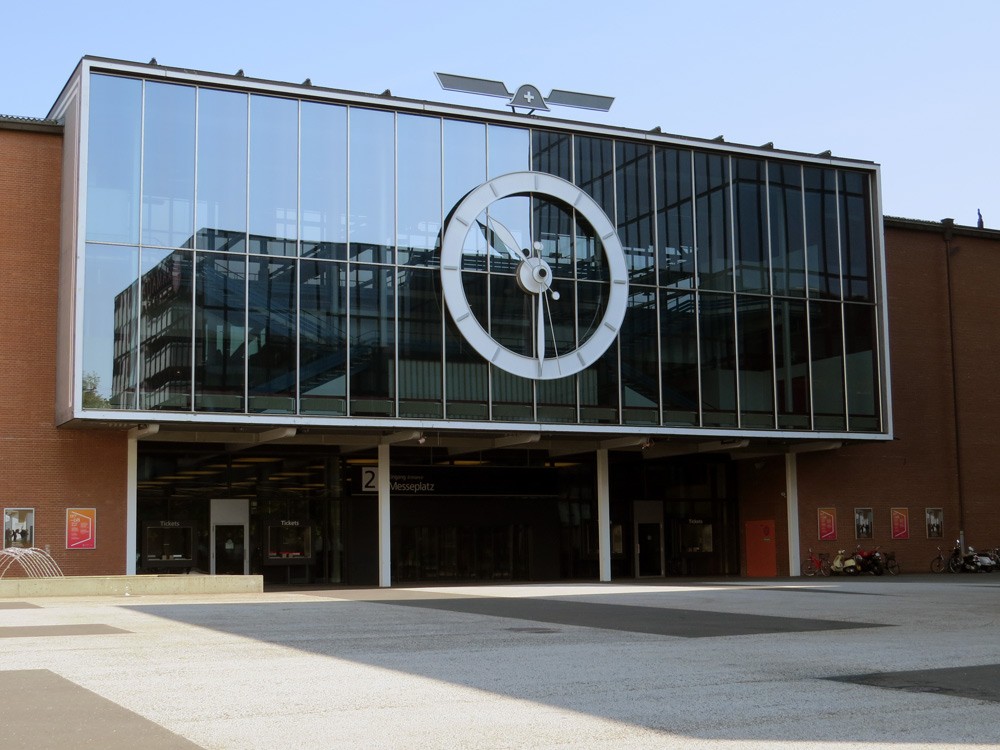Messe Basel fasādes pulkstenis