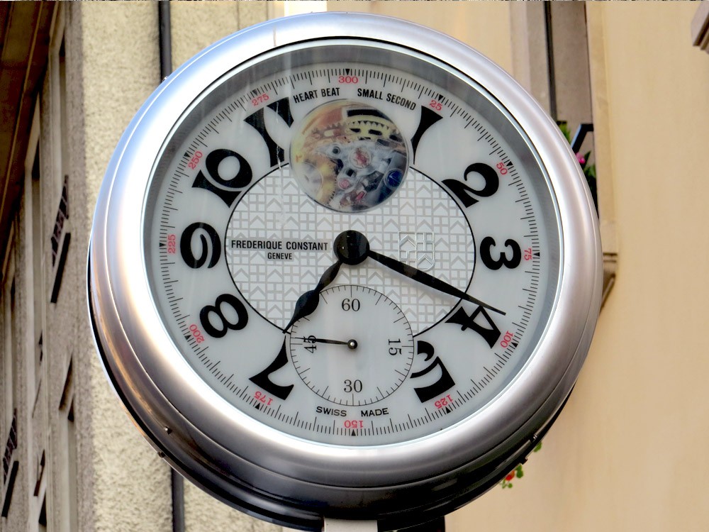 Slavenās firmas Frederique Constant reklāmas pulkstenis. Rue du Mont-Blanc, Ženēva, Šveice