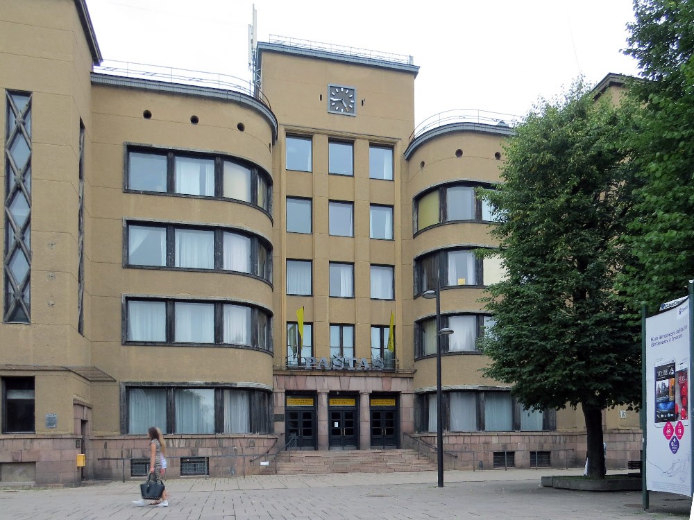 Fasādes pulkstenis uz centrālā pasta ēkas