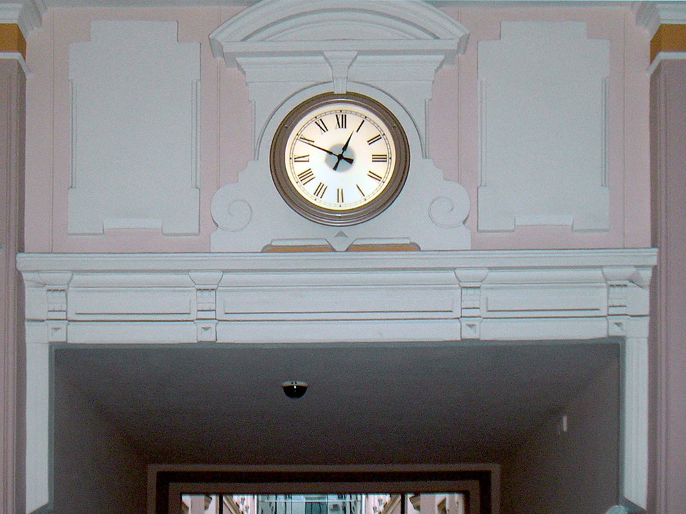 Rīga, Elizabetes iela 75, fasādes pulkstenis 