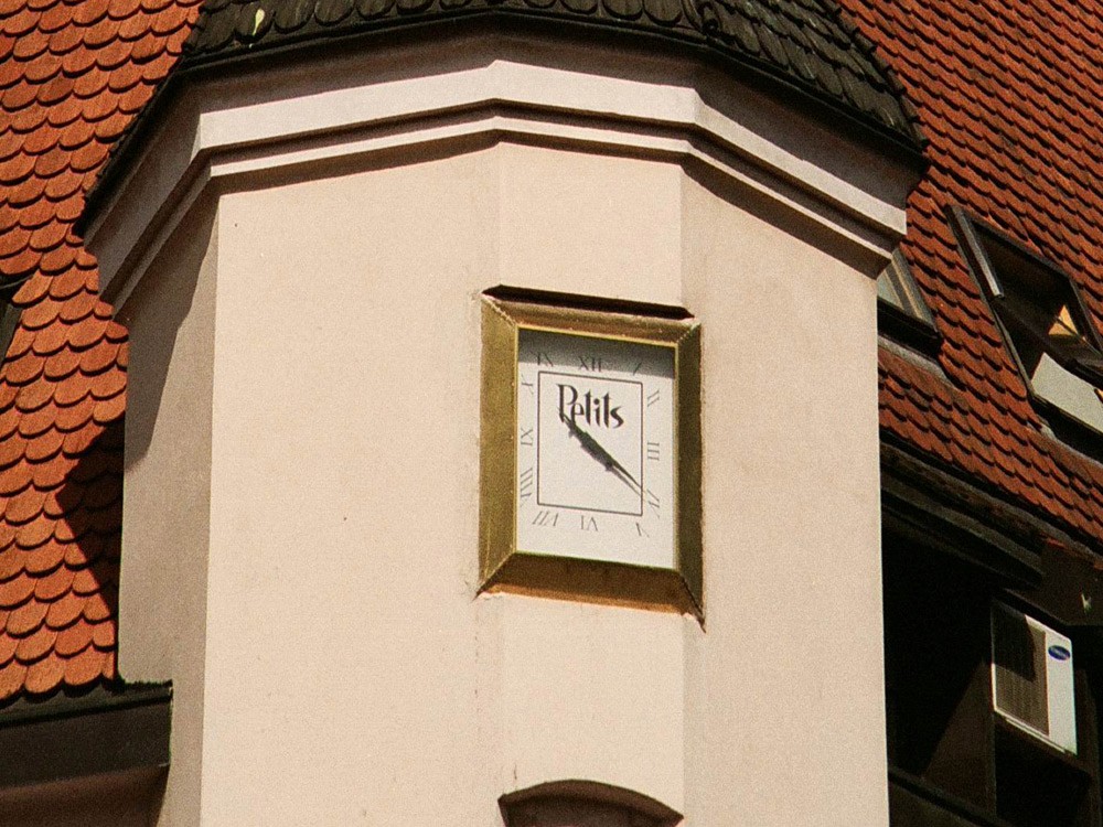 Pulkstenis Peldu ielā 15, Rīga 