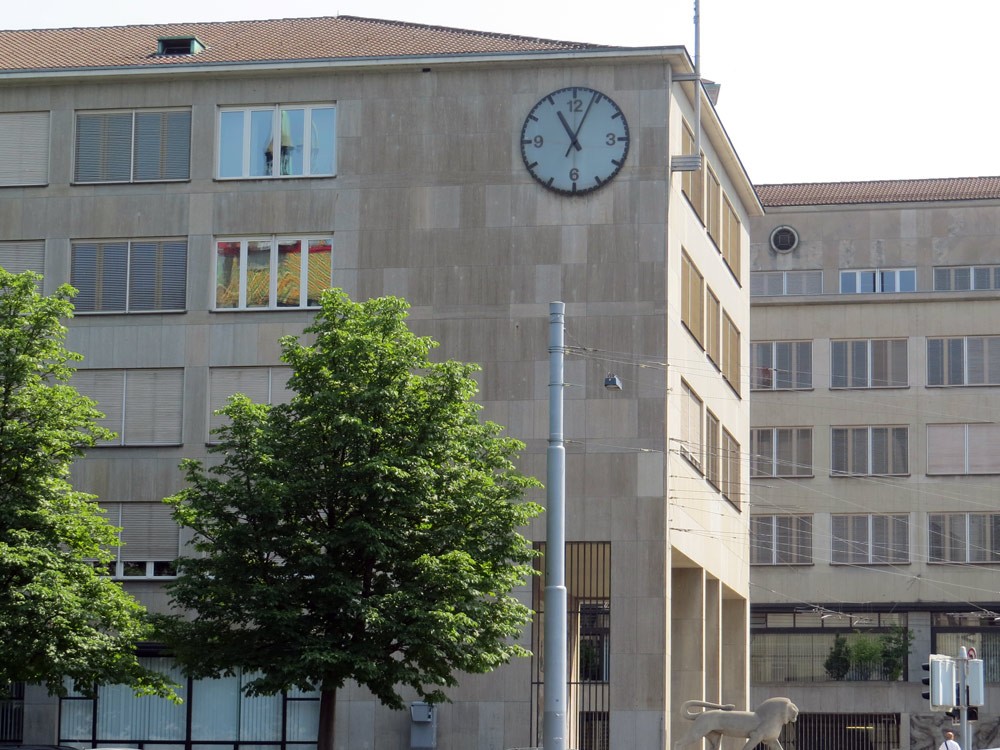 Fasādes pulkstenis blakus Cīrihes centrālajai dzelzceļa stacijai